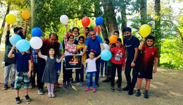 Yetim ve öksüz çocuklar sevindirdiler